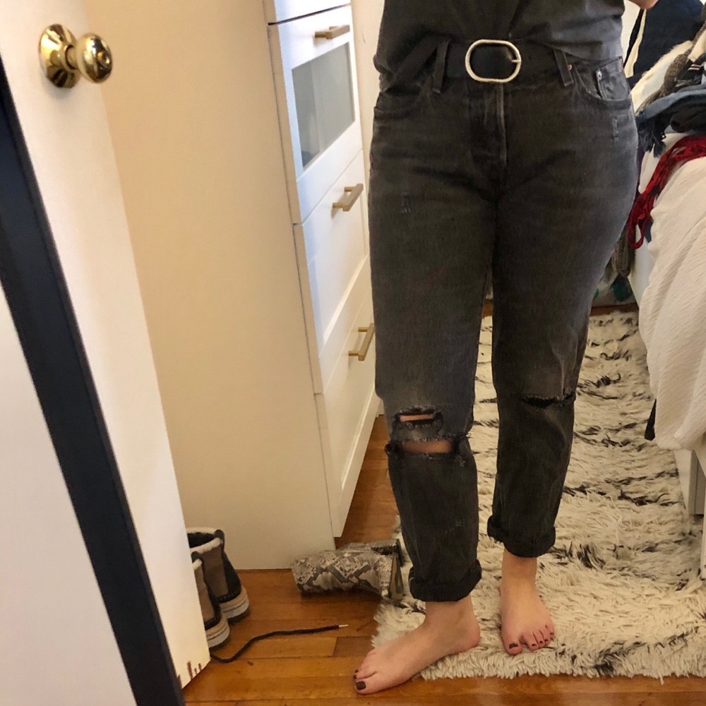 Distressed 501 Levi’s mid-Rise